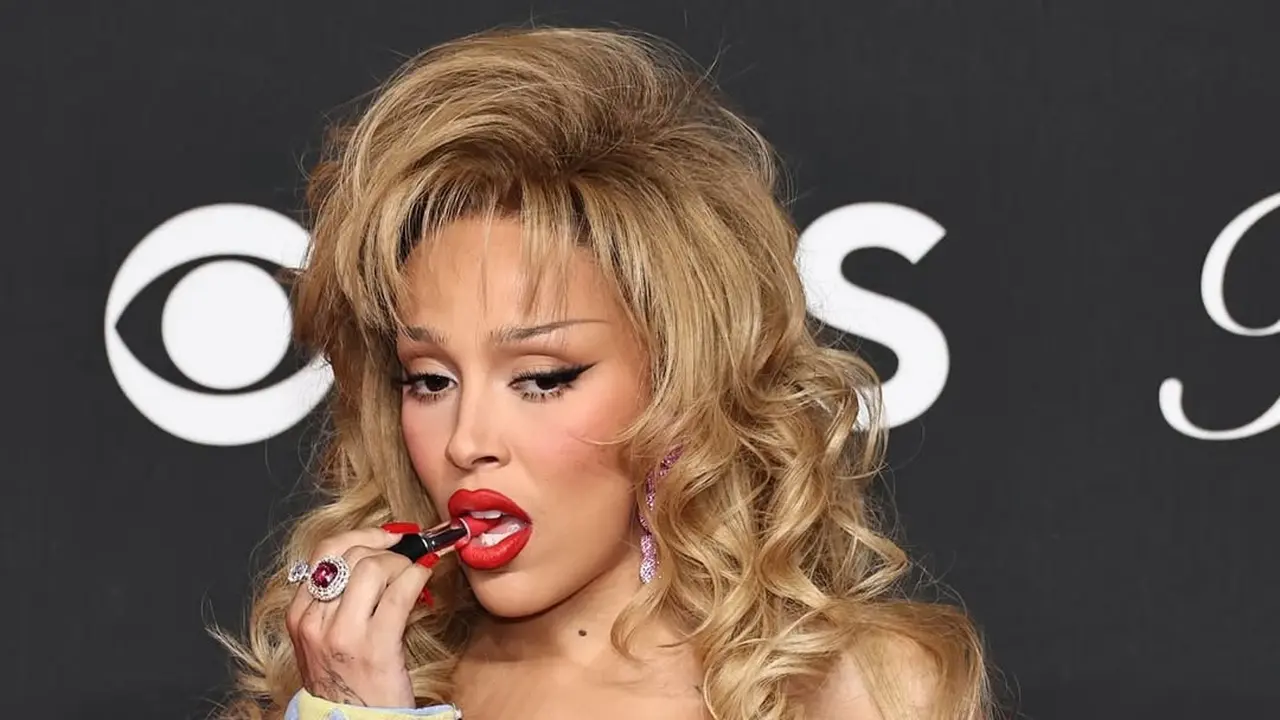 Tampil Maximalist, Doja Cat Bikin Heboh dengan Aksi Makan Lipstik di MTV VMAs 2025