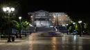 Pemandangan alun-alun Syntagma yang kosong di Athena, Yunani, Minggu (25/10/2020). Pemerintah Yunani telah memberlakukan jam malam di Athena, Thessaloniki, dan daerah lain dengan tingkat infeksi COVID-19 yang tinggi serta kewajiban penggunaan masker. (AP Photo/Yorgos Karahalis)