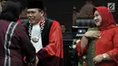Hakim Konstitusi Aswanto beserta istri menerima ucapan selamat usai dilantik sebagai Wakil Ketua Mahkamah Konstitusi (MK) di Gedung Mahkamah Konstitusi, Jakarta, Selasa (26/3). Aswanto terpilih sebagai Wakil Ketua MK periode 2019-2021 lewat mekanisme pemungutan suara. (merdeka.com/ Iqbal S. Nugroho)