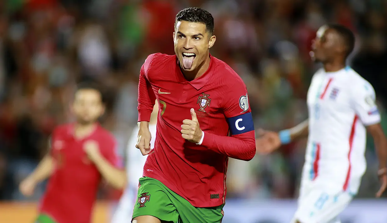 Cristiano Ronaldo. Striker Timnas Portugal berusia 36 tahun ini telah membuat 10 hattrick dari total 115 gol dalam 182 laga internasional. Teranyar ia mencetak 3 gol ke gawang Luksemburg pada laga Kualifikasi Piala Dunia 2022, 12 Oktober 2021 yang berkesudahan 5-0. (AP/Joao Matos)