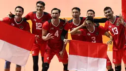 Sejumlah pemain Timnas Bola Voli Putra Indonesia merayakan kemenangan pada laga final SEA Games 2023 di Phnom Penh, Kamboja, Minggu (08/05/2023). Skuad asuhan Jeff Jiang Jie menang tiga set langsung (25-21, 25-10, 25-15) atas tuan rumah Kamboja. (Bola.com/Abdul Aziz)