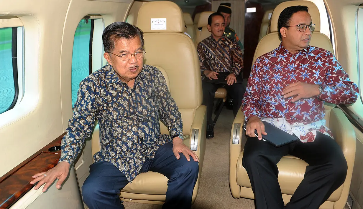 Wakil Presiden Jusuf Kalla (JK) berbincang dengan Gubernur DKI Jakarta Anies Baswedan saat meninjau sejumlah titik kemacetan menggunakan Helikopter Super Puma dari lapangan helipad, Monas, Jakarta, Senin (28/1). (Liputan6.com/HO/TIM MEDIA WAPRES)