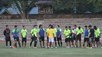 Skuat Persis Solo berlatih di Stadion Sriwedari Solo sebagai persiapan pertandingan final leg kedua Piala Polda Jateng 2015 (Liputan6.com/Reza Kuncoro)
