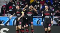 Pemain AC Milan Junior Messias (tengah) bersama Alessio Romagnoli dan Alessandro Florenzi merayakan golnya ke gawang Atletico Madrid pada laga Grup B Liga Champions di Stadion Wanda Metropolitano, Kamis, 25 November 2021. (AP Photo/Manu Fernandez)