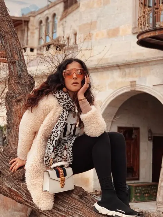 Blazer bulu dan scarf motif macan juga dapat menjadi inspirasi outfit liburanmu ke Turki seperti Beauty Influencer kesayanganmu satu ini. (Instagram/tasyafarasya)