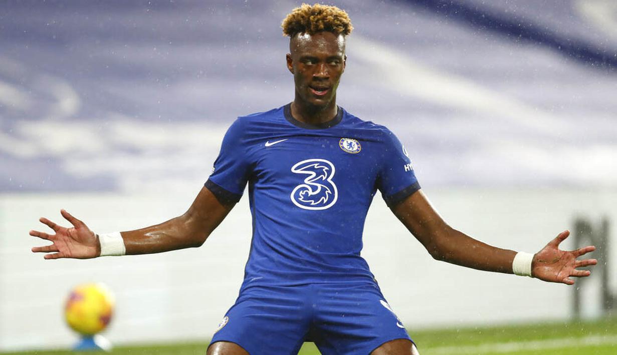 Striker Chelsea, Tammy Abraham, melakukan selebrasi usai mencetak gol ke gawang West Ham United pada laga Liga Inggris di Stadion Stamford Bridge, Selasa (22/12/2020). Chelsea menang dengan skor 3-0. (AP/Clive Rose,Pool)