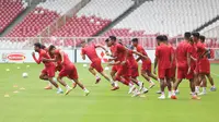 Sesi latihan diawali dengan pemanasan. Saddil Ramdhani dkk bergantian melakukan joging. (Bola.com/Bagaskara Lazuardi)