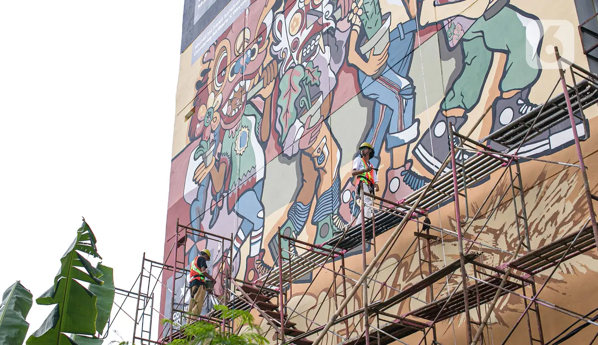 Seniman membuat mural dalam acara Converse City Forest di Fatmawati, Jakarta, Sabtu (6/3/2021). Acara yang digagas di 14 kota di seluruh dunia merupakan ajang kampanye untuk membersihkan udara yang diimplementasikan dengan mural bertema mendobrak batas-kesetaraan ras. (Liputan6.com/Faizal Fanani)