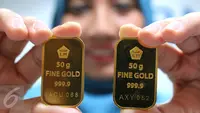 Perhari ini harga jual emas batangan Antam ukuran satu gram dibanderol di harga Rp 599.000 per gram, Jakarta, Senin (10/10). Sedangkan harga buyback emas atau pembelian kembali, naik Rp 1.000 menjadi Rp 525 ribu per gram. (Liputan6.com/Angga Yuniar)