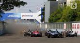Sejumlah pembalap melaju dalam balapan Formula E 2023 Jakarta seri ke-11 di Jakarta International E-Prix Circuit (JIEC), Jakarta, Minggu (4/6/2023). (Liputan6.com/Herman Zakharia)