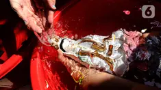 Warga keturunan Tionghoa mencuci rupang atau patung dewa dan dewi di Vihara Kwan In Thang, Pondok Cabe, Tangerang Selatan, Banten, Minggu (19/1/2020). Tradisi untuk membersihkan jiwa dan fikiran bagi umat Tionghoa ini rutin dilakukan jelang Imlek. (merdeka.com/Arie Basuki)