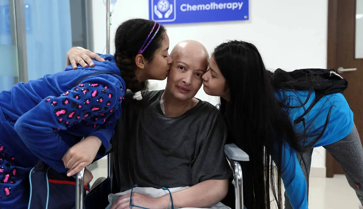Pemain sinetron Yana Zein tak kuasa menahan air matanya ketika menceritakan penyakitnya. Kesedihan mendalam akibat kanker yang dideritanya hingga menghabiskan biaya tak sedikit. (Deki Prayoga/Bintang.com)