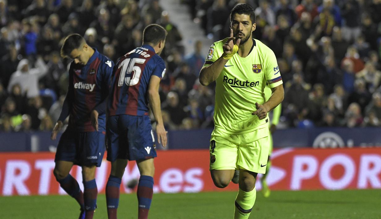 Striker Barcelona, Luis Suarez, merayakan gol yang dicetaknya ke gawang Levante  pada laga La Liga di Stadion Ciutat de Valencia, Valencia, Minggu (16/12). Levante kalah 0-5 dari Barcelona. (AFP/Jose Jordan)