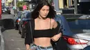 Ya, dalam potret gambar tersebut kalian dapat melihat gaya fesyen Bella Hadid. Ia hanya mengenakan bralette hitam, celana jeans dan sepatu boots. Tak lupa juga, Bella menambahkan kalung metalic di lehernya. (Dailymail/Bintang.com)