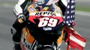 Nicky Hayden saat merayakan keberhasilan meraih gelar Juara Dunia MotoGP bersama Honda di Valencia, Spanyol, (29/10/2006). Nicky meninggal akibat kecelakaan sepeda di Italia. (AP/Bernat Armangue, File)