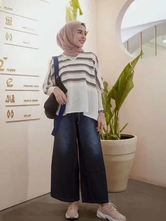 Alih-alih skinny jeans, pilihlah celana kulot. Ini memberikan kesan berisi pada tampilanmu. (Instagram/emyaghnia).