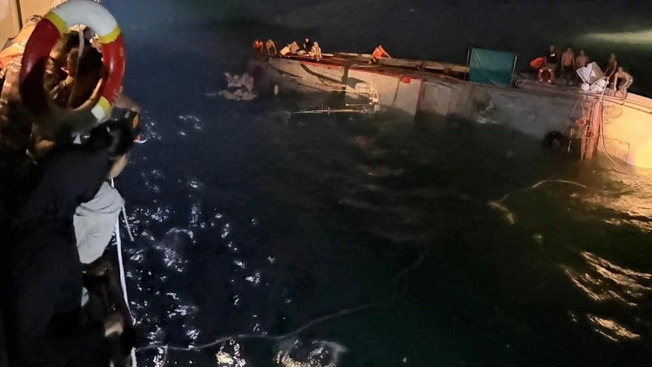 Evakuasi ABK Kapal Terbalik di Laut Arafuru