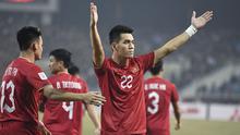 Selebrasi pemain Timnas Vietnam, Nguyen Tien Linh (kanan) usai menjebol gawan Indonesia dalam laga leg kedua semifinal Piala AFF 2022 yang berlangsung di My Dinh Stadium, Hanoi, Senin (9/1/2023). Nguyen Tien Linh memborong dua gol kemenangan bagi Vietnam. (AP Photo/Nguyen Manh Quan)