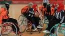 Wanita penyandang disabilitas mengambil bagian dalam kejuaraan bola basket kursi roda lokal di Sanaa, Yaman, 8 Desember 2019. Di Yaman yang dilanda konflik, sembilan tim termasuk lima kelompok wanita, berkompetisi dalam kejuaraan basket lokal untuk penyandang disabilitas. (MOHAMMED HUWAIS/AFP)