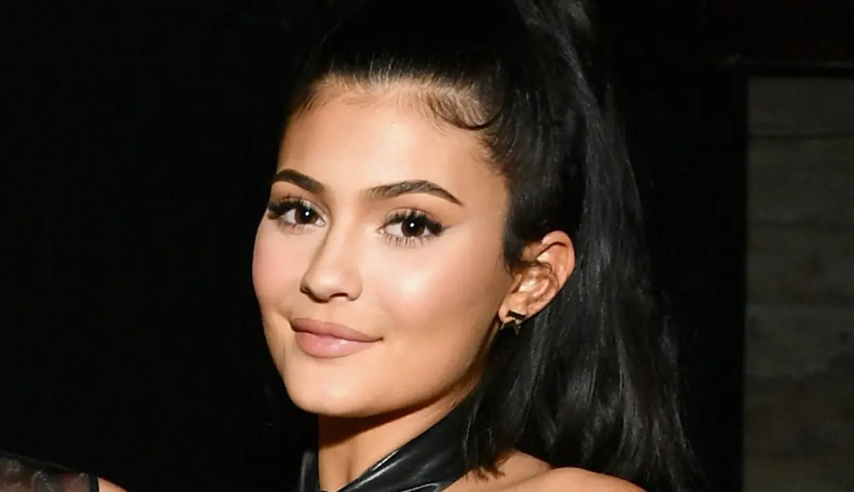 Dilansir dari HollywoodLife, alasan Kylie Jenner melakukan hal tersebut adalah untuk kariernya. (MICHAEL BUCKNER-VARIETY-REX-SHUTTERSTOCK/HollywoodLife)