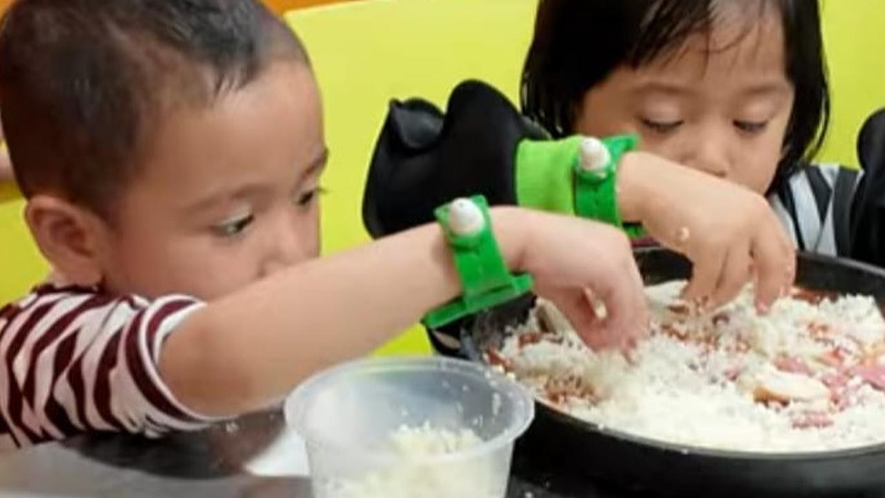 Buat Pizza Bareng Nuni, Potret Rayyyanza Malah Sibuk Makan Keju Sampai Buat Sus Rini Istighfar