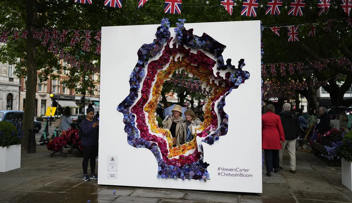 Sebuah pameran berjudul The Queen's Head ditampilkan sebagai bagian dari Chelsea in Bloom sebuah pertunjukan seni bunga alternatif yang berjalan bersama dengan Royal Horticultural Society (RHS) Chelsea Flower Show di Sloane Square, London, Inggris, 23 Mei 2022. (AP Photo/Matt Dunham)