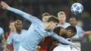 Bek Manchester City, John Stones, duel udara dengan pemain Shakhtar Donetsk, Ismaily, pada laga Liga Champions di Stadion Metalist, Selasa (23/10/2018). Shakhtar Donetsk kalah 0-3 dari Manchester City. (AP/Efrem Lukatsky)