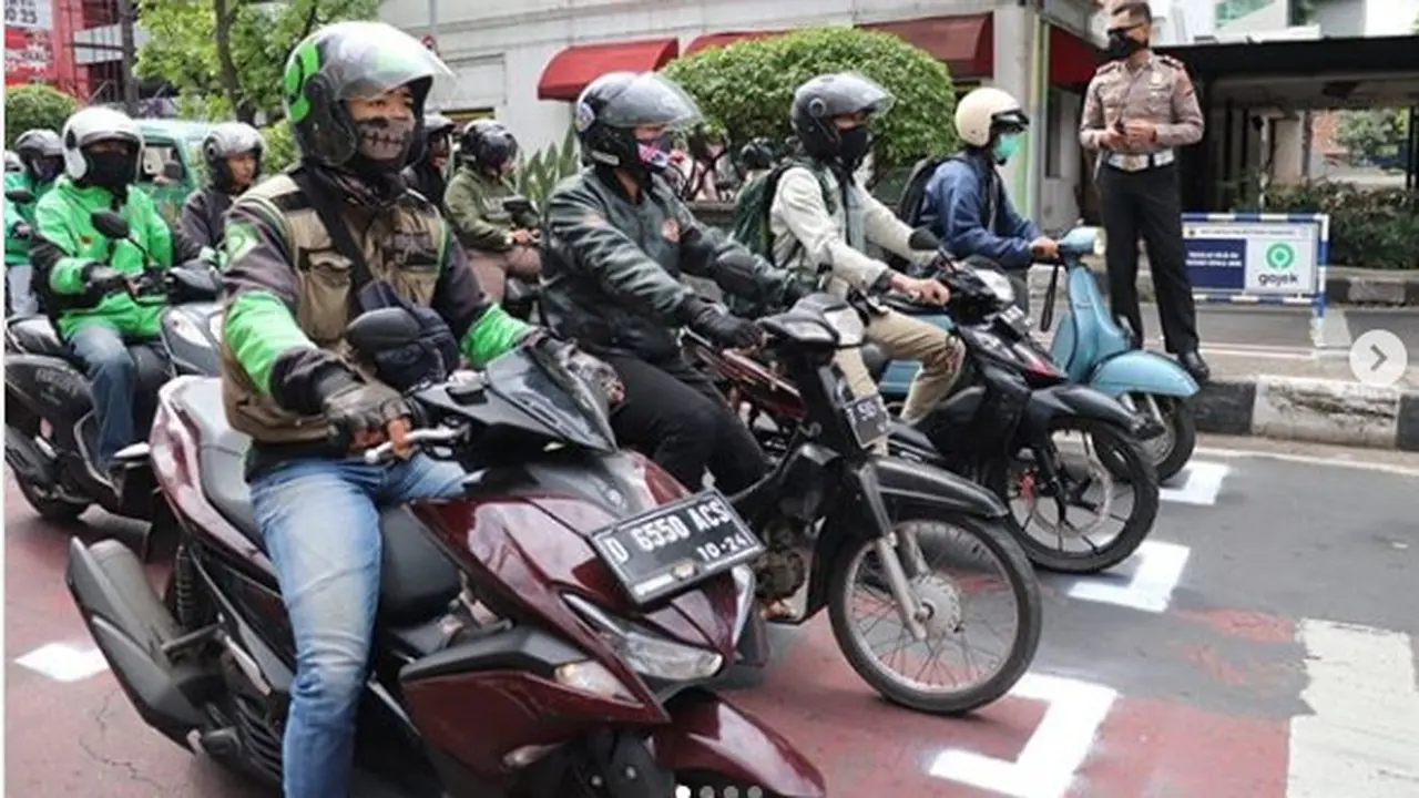 Seperti dilansir akun Instagram @tmcpolrestabesbandung, Jumat (17/7/2020), terlihat garis pembatas untuk sepeda motor layaknya starting grid balap motor di sirkuit.
