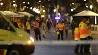 Sejumlah petugas tanggap darurat berada di lokasi terjadinya serangan Barcelona (17/8/2017). (AP Photo/Manu Fernandez)