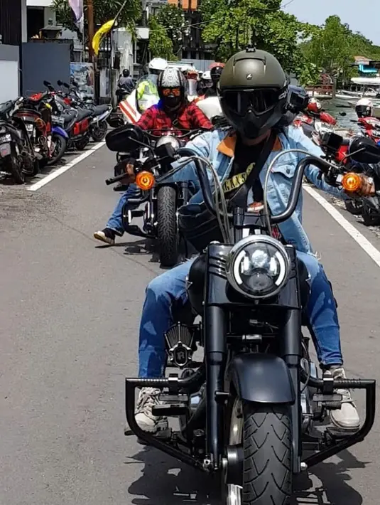 Dodit Mulyanto juga pernah mengikuti kegiatan touring motor gede. Gayanya pun berhasil mencuri perhatian publik. Ia disebut-sebut mirip Dilan saat mengenakan jaket jeans dan mengendarai moge. (Liputan6.com/IG/@dodit_mul)