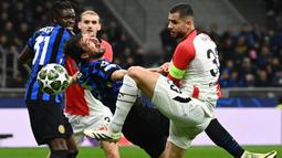 Bermain di hadapan publik sendiri, Inter Milan sukses membekuk Feyenoord dengan skor 2-1. (Isabella BONOTTO/AFP)