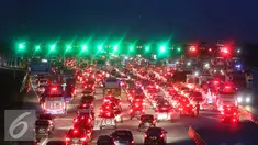Kendaraan pemudik mulai memasuki Gerbang Tol Palimanan, Jawa Barat, Jumat (1/7). Gerbang Tol Palimanan dibuka sebanyak 21 pintu gerbang yang mengarah ke Jawa Tengah untuk mengurai kemacetan panjang. (Liputan6.com/Angga Yuniar)