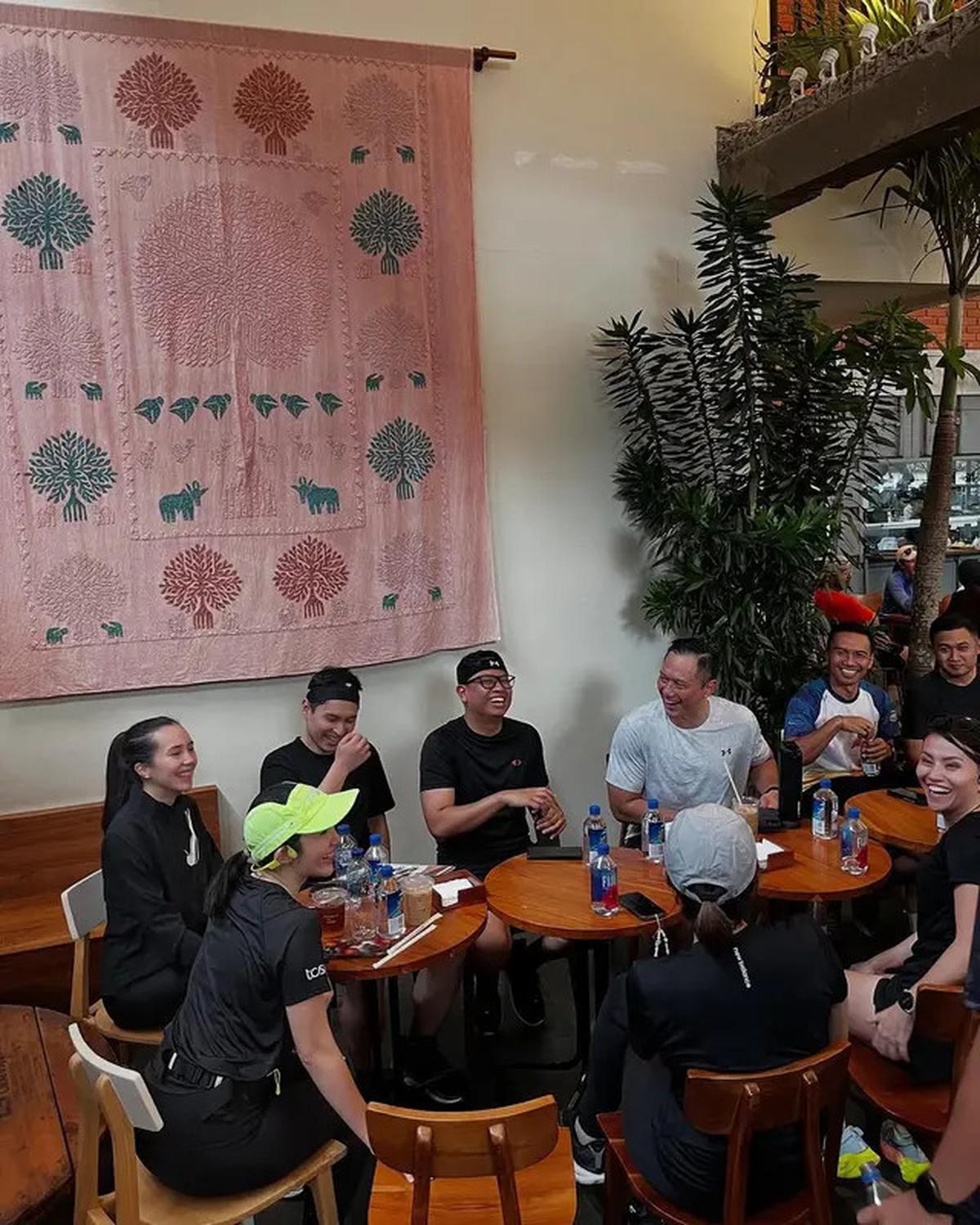 6 Potret Beby Tsabina dan Febby Rastanty di Event Lari, Sarapan Bareng AHY