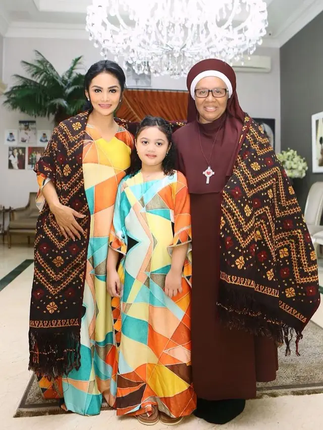 6 Potret Kompak Krisdayanti dan Amora Pakai Baju Kembar, Memesona