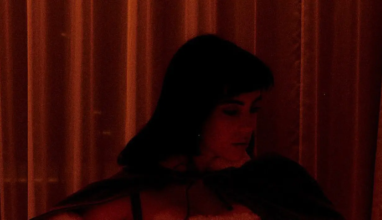 <p>Rambutnya pun ditata dengan gaya ikal tunjukkan pesona dewasa [instagram/billieeilish]</p>