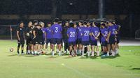 Pemain Filipina melakukan briefing sebelum latihan jelang laga terakhir Grup B Piala AFF 2024 melawan Timnas Indonesia di Stadion Sriwedari, Solo, Jawa Tengah, Jumat (20/12/2024). (Bola.com/Abdul Aziz)