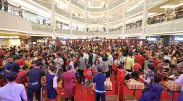 Suasana antrian pembagian kue bulan pada perayaan Festival Musim Gugur di Pluit Village, Jakarta, Sabtu (22/9). Festival Musim Gugur atau Festival Kue Bulan ini menjadi momen bersejarah karena membagikan kue bulan terbanyak. (Liputan6.com/Herman Zakharia)