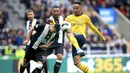 Wajar bila dugaan ini muncul ke permukaan. Pasalnya sampai sekarang Aubameyang tak kunjung membubuhkan tanda tangan perpanjangan kontrak di Arsenal yang akan berakhir pada 2021 mendatang. (AP/Owen Humphreys)