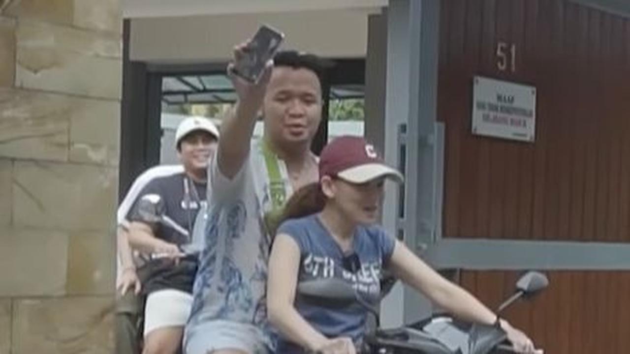 Gaya Santai Ayu Ting Ting Naik Motor Bagi-Bagi Duit