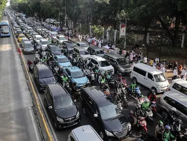 Kendaraan terjebak kemacetan di kawasan Jalan Thamrin dan Merdeka Barat, Jakarta, Senin (2/12/2019). Sejumlah ruas jalan di Jakarta mengalami kemacetan parah akibat aksi reuni 212 di kawasan Monas. (Liputan6.com/Faizal Fanani)