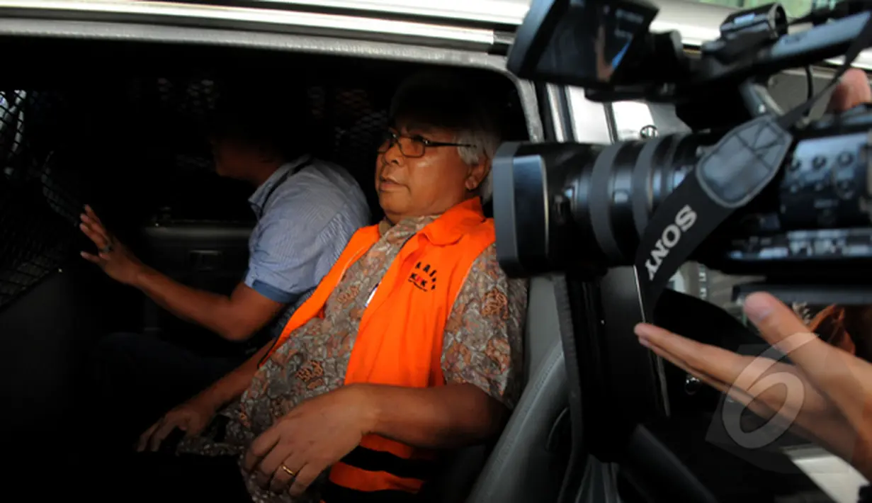 Suroso Atmo Martoyo menaiki mobil yang menjemputnya di depan Gedung KPK, Jakarta, Selasa (24/2/2015). Suroso menjadi tersangka suap proyek pengadaan bahan bakar Tetra Ethyl Lead di PT Pertamina pada 2004-2005. (Liputan6.com/Faisal R Syam)