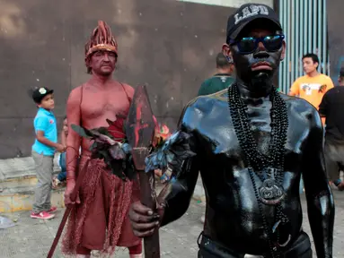 Pria melumuri tubuhnya dengan oli saat mengambil bagian dari perayaan menghormati santo pelindung Managua, Santo Domingo de Guzman , Managua , Nikaragua, (9/8). (REUTERS / Oswaldo Rivas)