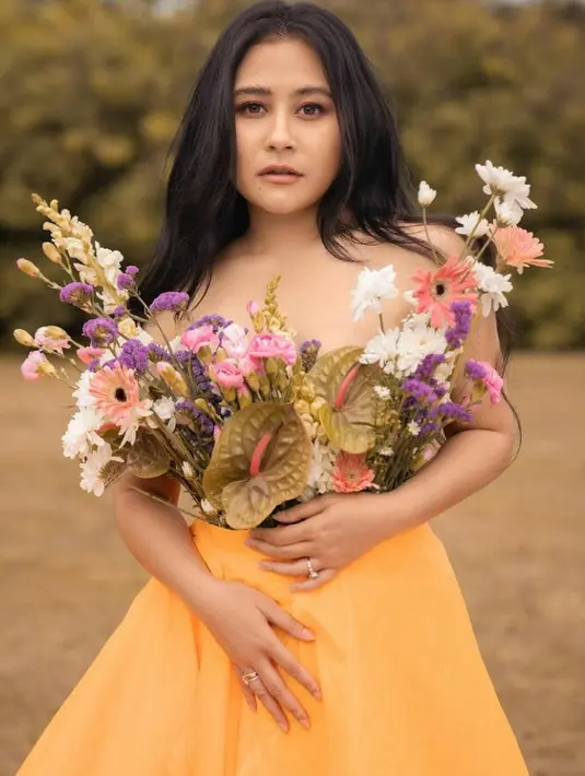 Cantiknya Prilly disebut nggak kalah dengan bunga-bunga yang didekapnya. "Wah... bunga di antara bunga," ujar salah satu netizen di kolom komentar. (FOTO: Instagram/winstongomez).