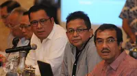 Ketua Komite Ekonomi dan Industri Nasional (KEIN), Soetrisno Bachir (kedua kanan) menyimak pertanyaan usai menjadi pembicara pada Workshop Media di Bogor, Sabtu (13/8/2016). Workshop mensosialisasikan fokus tugas KEIN. (Liputan6.com/Helmi Fithriansyah)