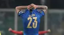 Bek Italia, Alessandro Bastoni menutup wajahnya usai pertandingan melawan Makedonia Utara pada pertandingan play-off kualifikasi Piala Dunia 2022 di stadion Renzo Barbera, di Palermo, Italia, Jumat (24/3/2022). Italia kalah dari Makedonia Utara 0-1. (AP Photo/Antonio Calanni)