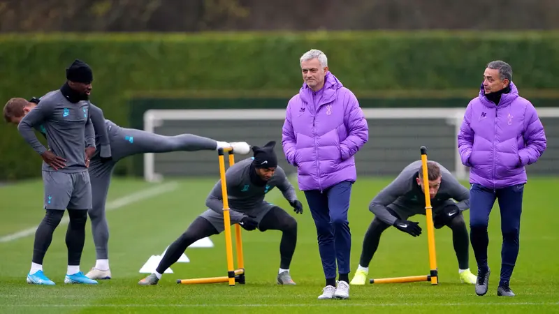 Mourinho Awasi Latihan Pemain Tottenham Jelang Hadapi Olympiakos