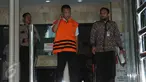 Pengacara Awang Lazuardi berjalan keluar usai menjalani pemeriksaan di KPK, Jakarta, Jumat (26/2). Awang diperiksa sebagai tersangka kasus dugaan suap terhadap pegawai MA untuk penundaan pengiriman salinan putusan kasasi. (Liputan6.com/Helmi Afandi)