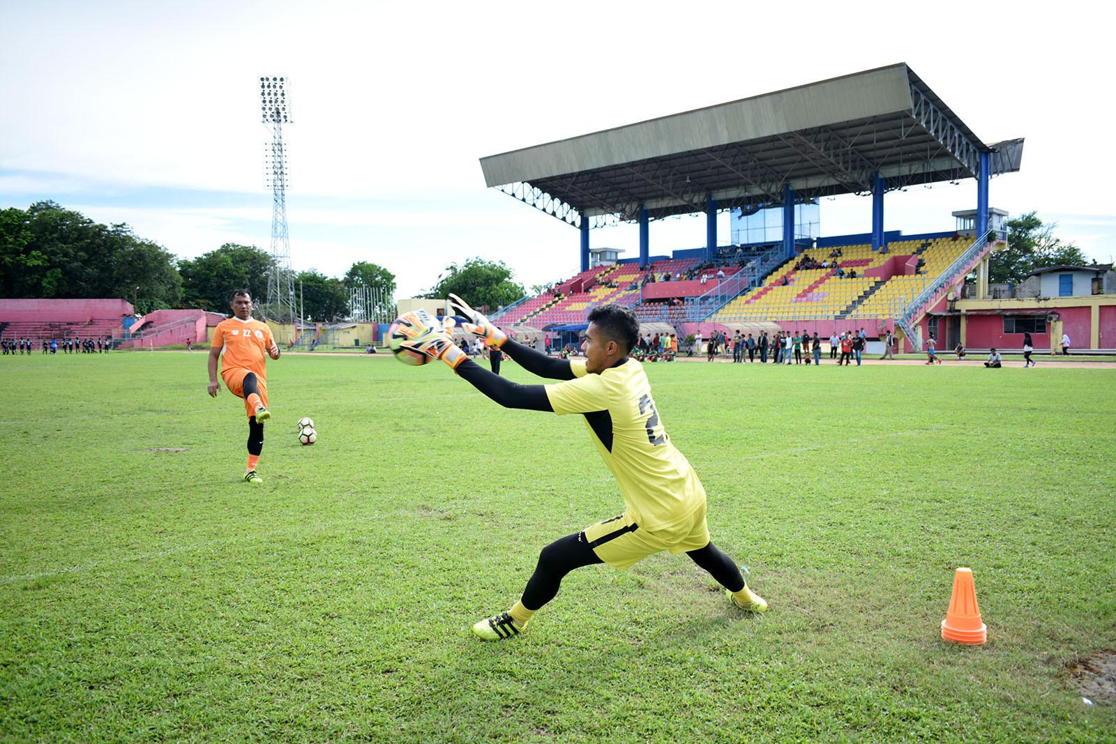 Zulkarnain Zakaria saat melatih kiper Semen Padang, Rendi Oscario. (Bola.com/Arya Sikumbang)