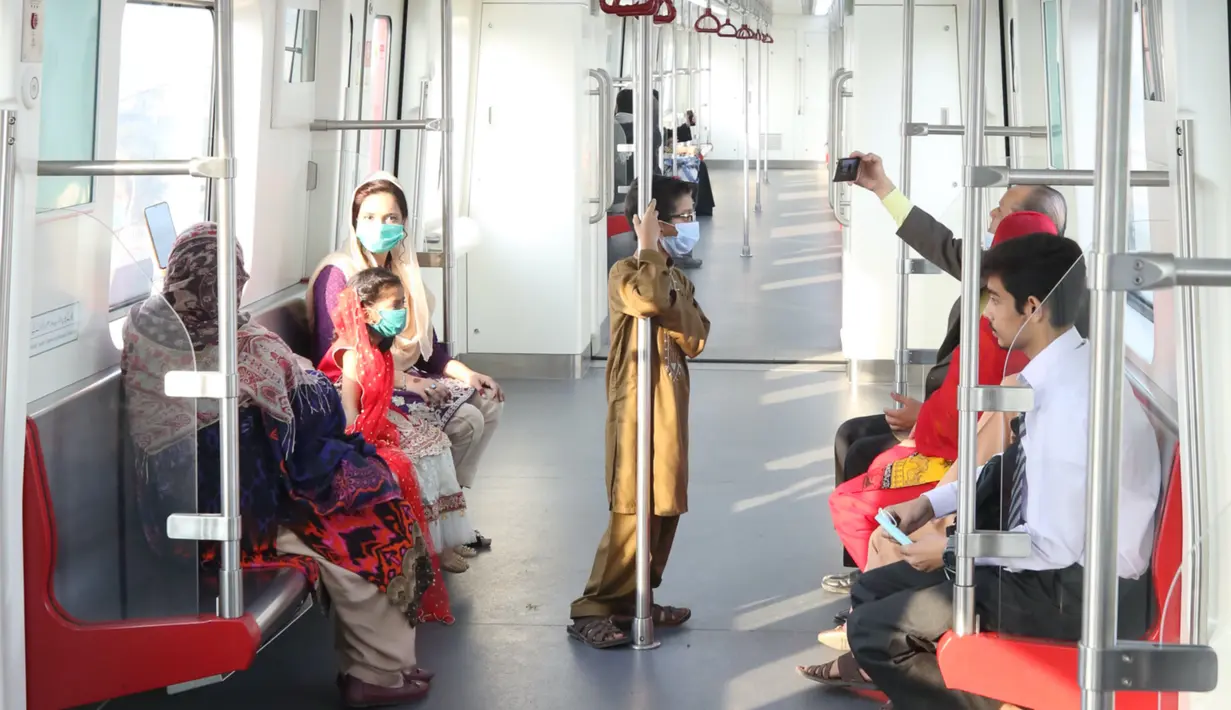 Para penumpang menaiki Orange Line di Lahore, Pakistan, pada 26 Oktober 2020. (Xinhua/Liu Tian)