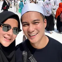 Pasangan Baim Wong dan Paula Verhoeven beberapa tahun lalu bertolak ke Tanah Suci untuk menjalankan ibadah umrah. Penampilan Paula Verhoeven dengan hijab berhasil curi perhatian. Parasnya yang cantik saat berhijab bikin pangling. (Liputan6.com/IG/@paula_verhoeven)